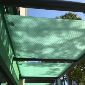 Green clear-PEP satin translucent honeycomb panels: Weatherproof Sunshades for Restaurants Green clear-PEP satin translucent honeycomb panels: Weatherproof Sunshades for Restaurants