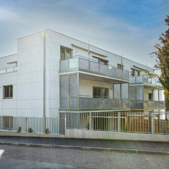 clear-PEP ECO panels: the perfect blend of durability, aesthetics, and functionality for balconies MoxieSurfaces - clear-PEP - Balcony Kallinger Vienna