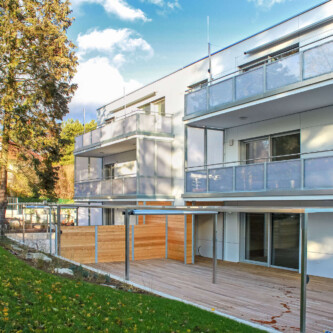 clear-PEP ECO panels: the perfect blend of durability, aesthetics, and functionality for balconies MoxieSurfaces - clear-PEP - Balcony Kallinger Vienna